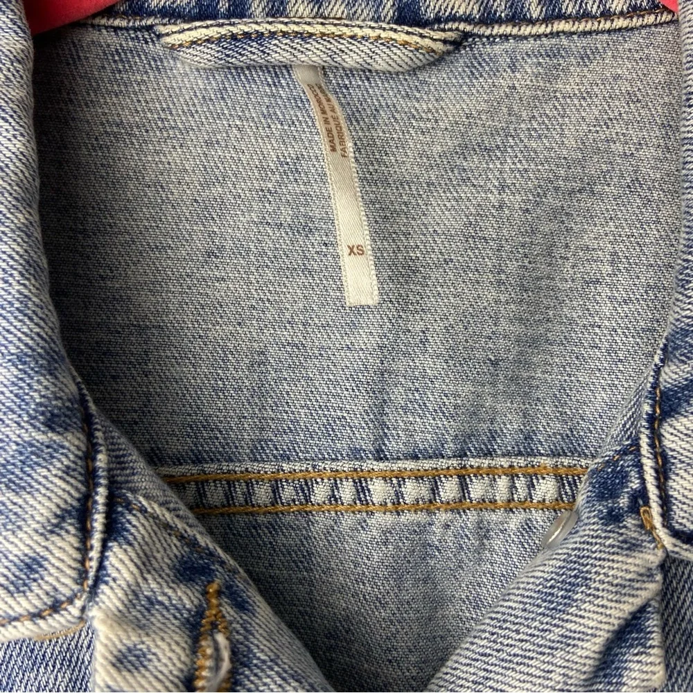 Free People Rumors Light Wash Denim Jacket XS Cropped Jean Jacket - Picture 6 of 7
